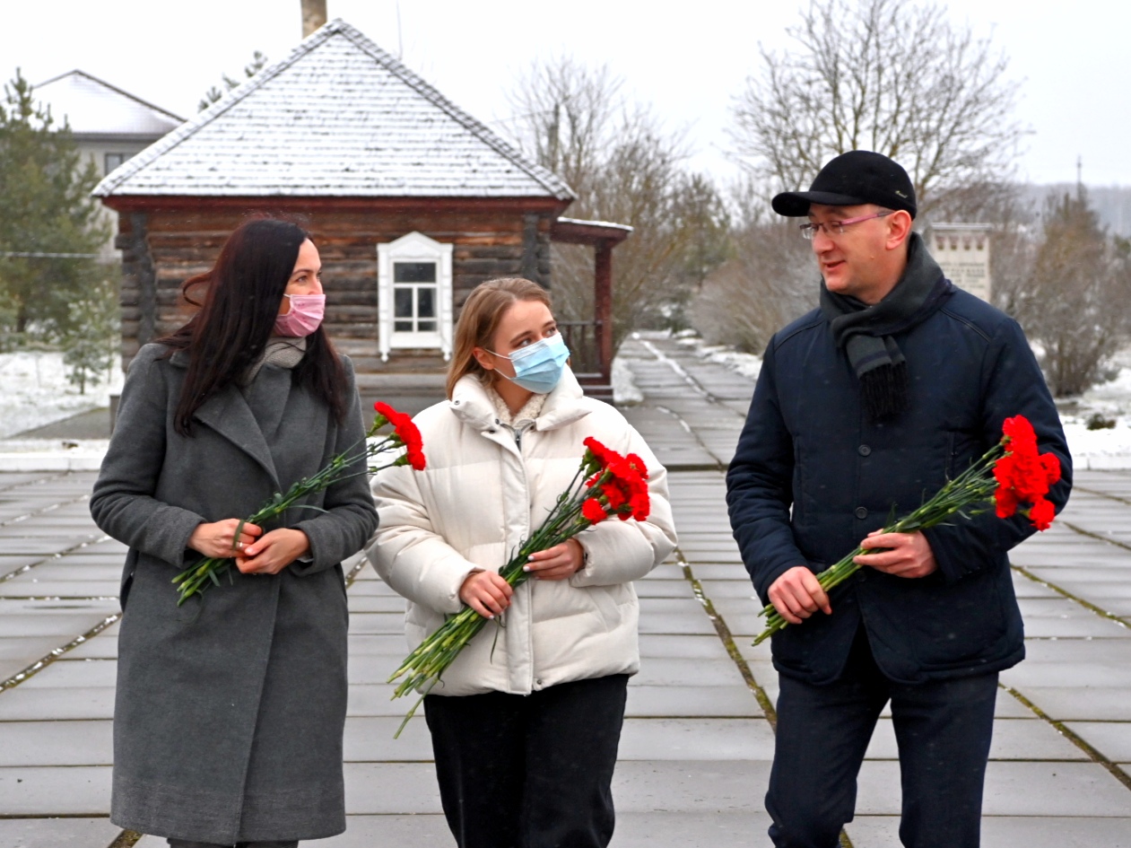На родине Георгия Жукова возложили цветы к его памятнику