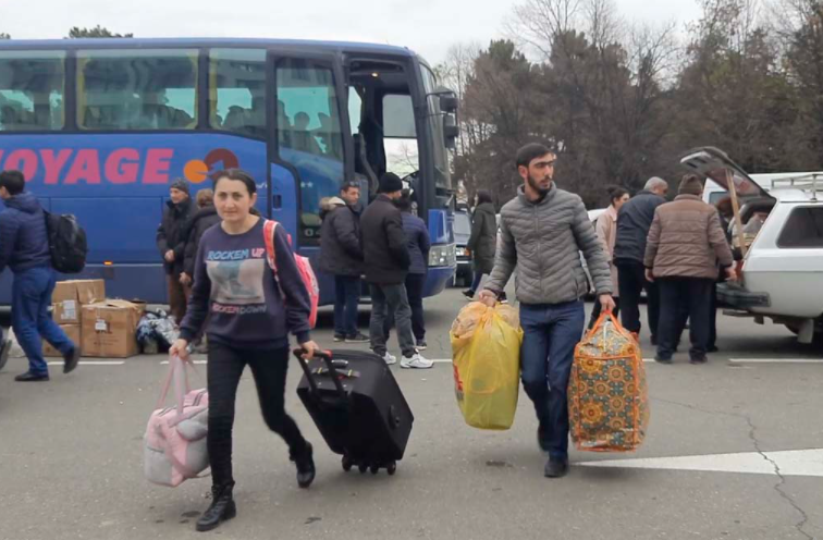 Минобороны: свыше 1100 беженцев вернулись в Степанакерт за сутки