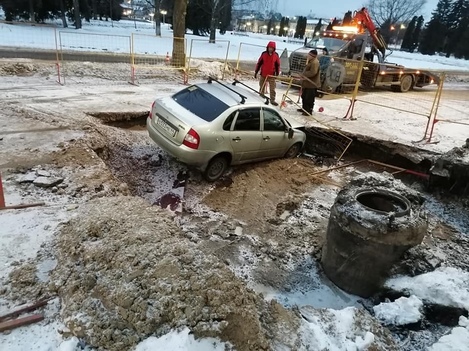 В Костроме две машины ушли под землю