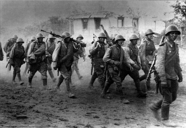 Солдаты Красной армии на марше. 1944