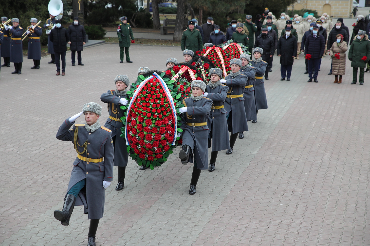 Солдат ростов. Возложение венков в Ростове на Дону. Возложение венков на 9 мая. Церемонии возложения венков к мемориалам. Возложение венков 9 мая 2021 год.