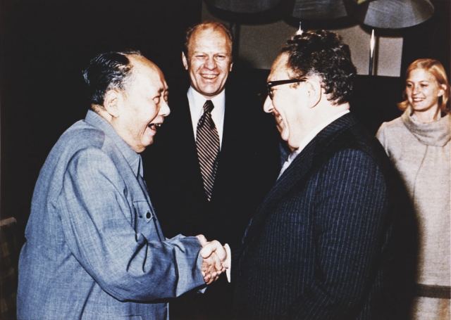 Генри Киссинджер (справа) пожимает руку Мао Цзэдуну, 2 декабря 1975 года