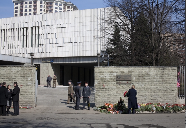 Цветы у посольства Польши в России после трагедии с  авиалайнером Ту-154М Воздушных сил Польши  на борту которого находился президент Польши Лех Качиньский