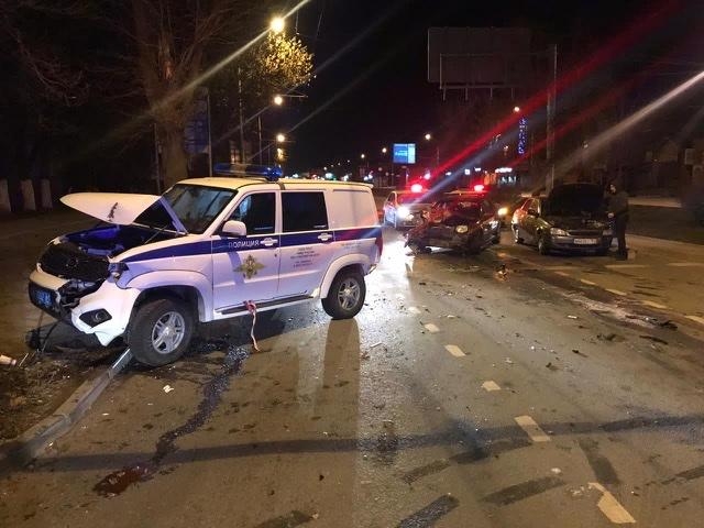 В Ростове-на-Дону патрульный автомобиль попал в ночное ДТП