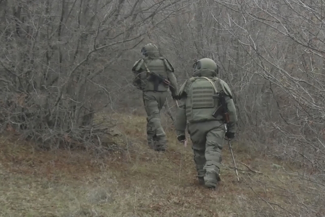 Российские миротворцы проводят разминирование окрестностей Степанакерта 