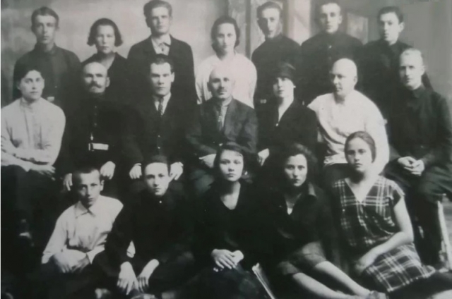 Ученики выпускного 7-го класса и учителя школы №22 Минска, 1928 год. В центре в среднем ряду — директор школы Александр Соболевский