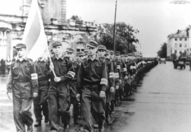 Белорусские националисты на службе у гитлеровцев под бело-красным флагом
