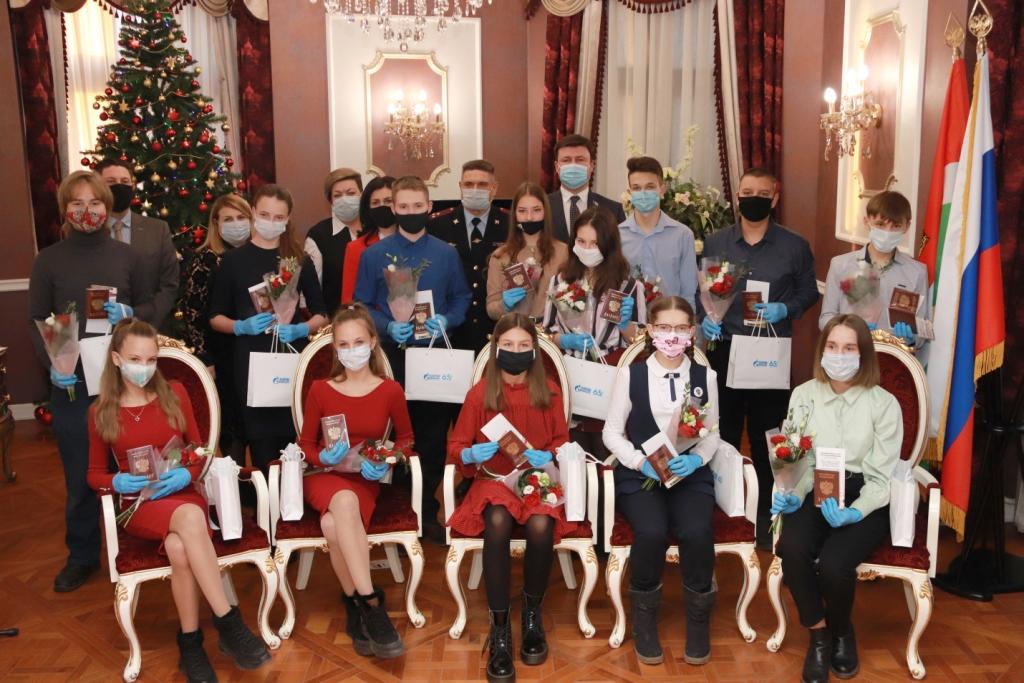 13 молодых калужан получили паспорта граждан России