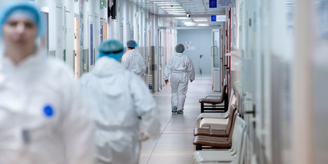 Медицинские работники в защитных костюмах в московской инфекционной больнице