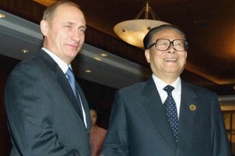 Президент России Владимир Путин и бывший председатель КНР Цзян Цзэминь. Kremlin.ru