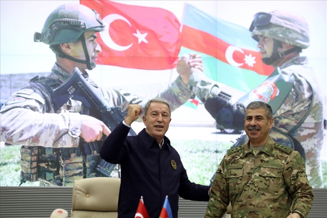 Министры обороны Турции и Азербайджана Хулуси Акар и Закир Гасанов 