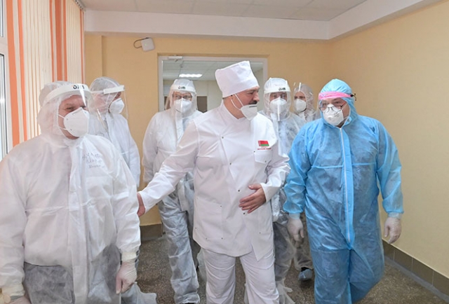 Александр Лукашенко во время посещения Могилевской областной клинической больницы, 15 декабря 2020 года