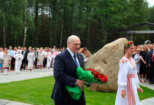 Александр Лукашенко во время посещения мемориального комплекса Ола, 21 июня 2020 года