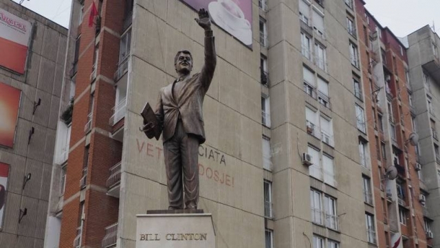 Памятник Биллу Клинтону в Приштине