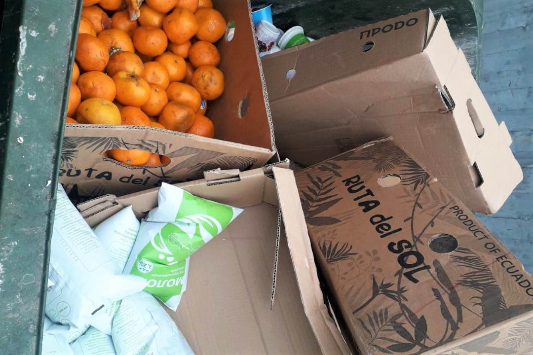 Тюменцы находят на придомовых свалках ящики с мандаринами