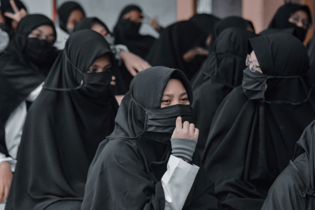 Женщины в масках. Индонезия
