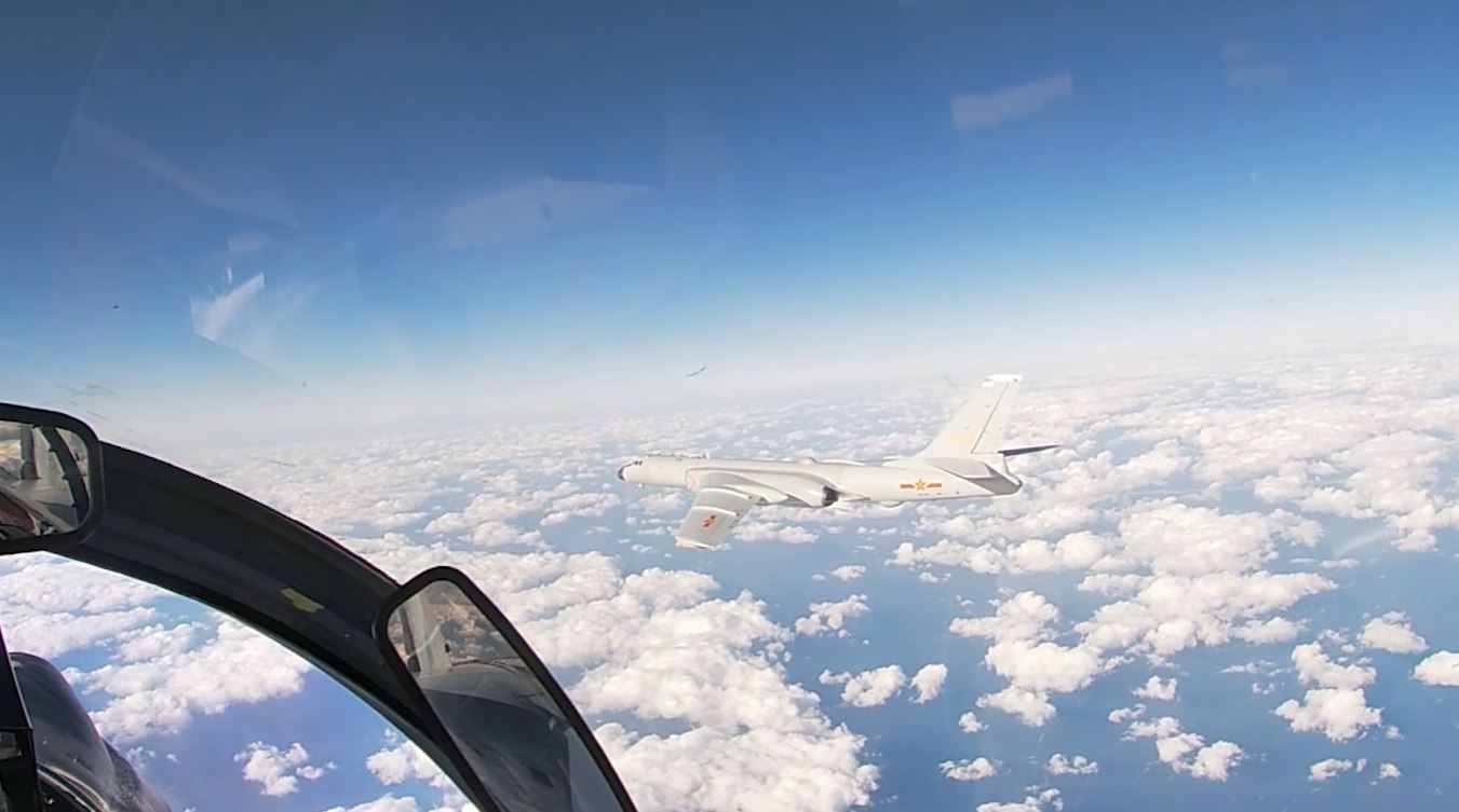 Японские истребители F-15 сопроводили «стратегов» России и Китая