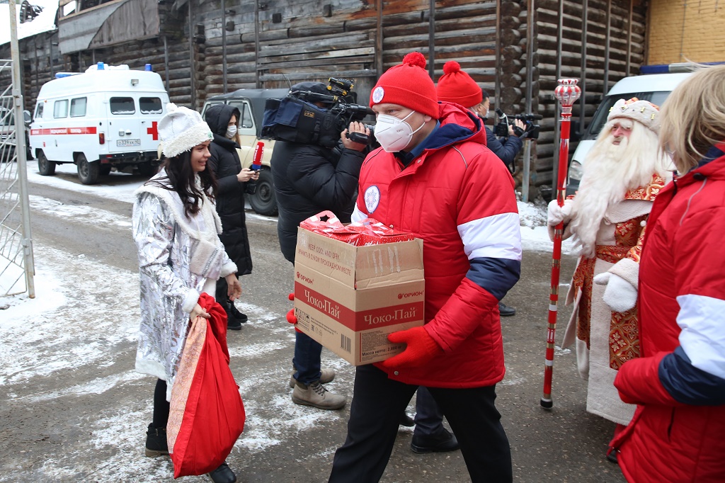 В Калуге депутаты привезли детям медиков скорой помощи новогодние подарки