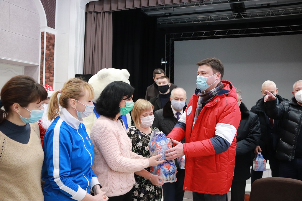 В Калуге депутаты приняли участие в акции «Подарки детям врачей»