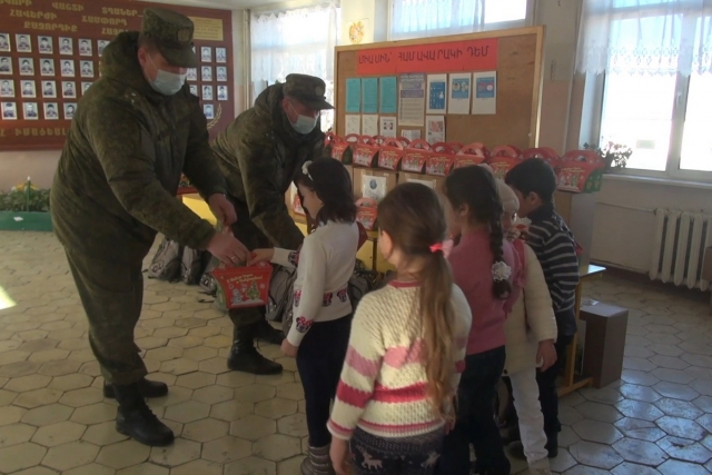 Российские миротворцы вручили новогодние подарки ученикам двух школ в городе Степанакерте 