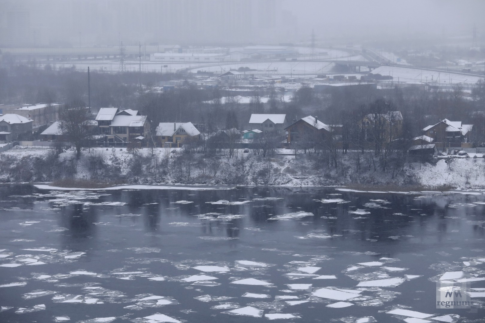«Там только каша и снег»: петербуржцам воспретили выходить на лед