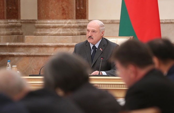 Лукашенко наделил своих помощников чрезвычайными полномочиями