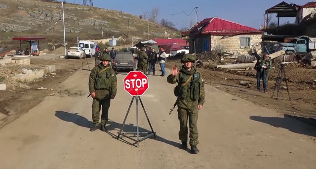 Российские миротворцы контролируют безопасность движения гражданского автотранспорта по Лачинскому коридору в Нагорном Карабахе. 