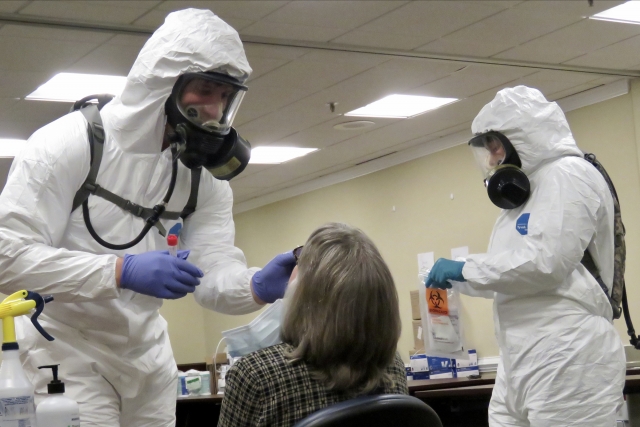 Сотрудники Национальной гвардии США берут анализ на коронавирус
