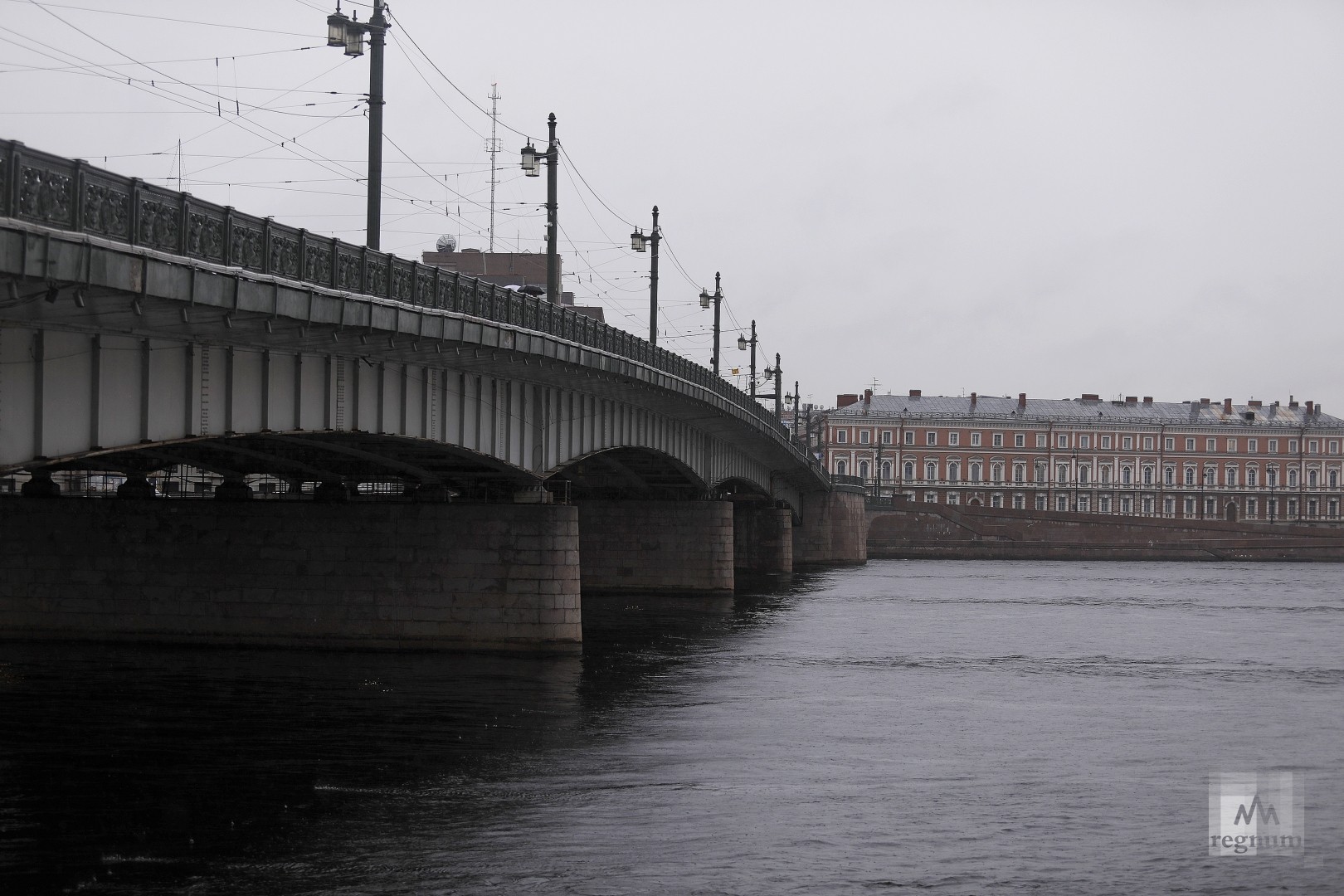 Десятки машин повредили колёса на Литейном мосту в Петербурге