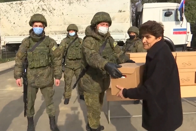 Российские миротворцы доставили гуманитарную помощь в город Мардакерт