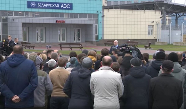 Александр Лукашенко выступает перед строителями Бел АЭС 