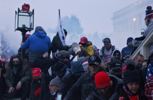 Протестующие штурмуют Капитолий