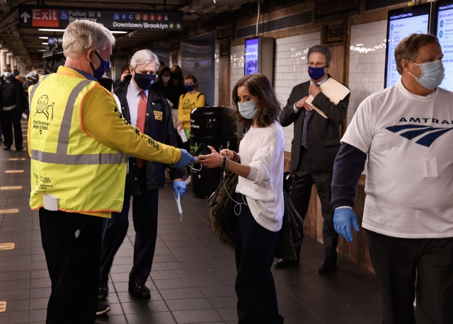 Раздача медицинских масок в нью-йоркском метро 