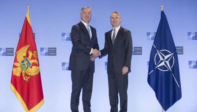 Президент Черногории Мило Джуканович и генеральный секретарь НАТО Йенс Столтенберг 