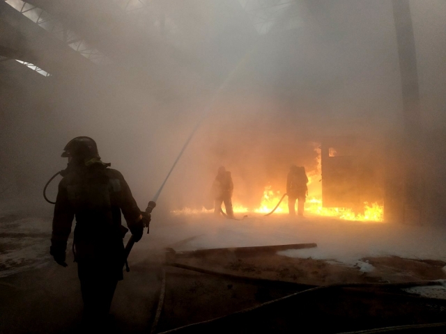 В Петербурге ликвидирован пожар в здании из-за разлива топлива