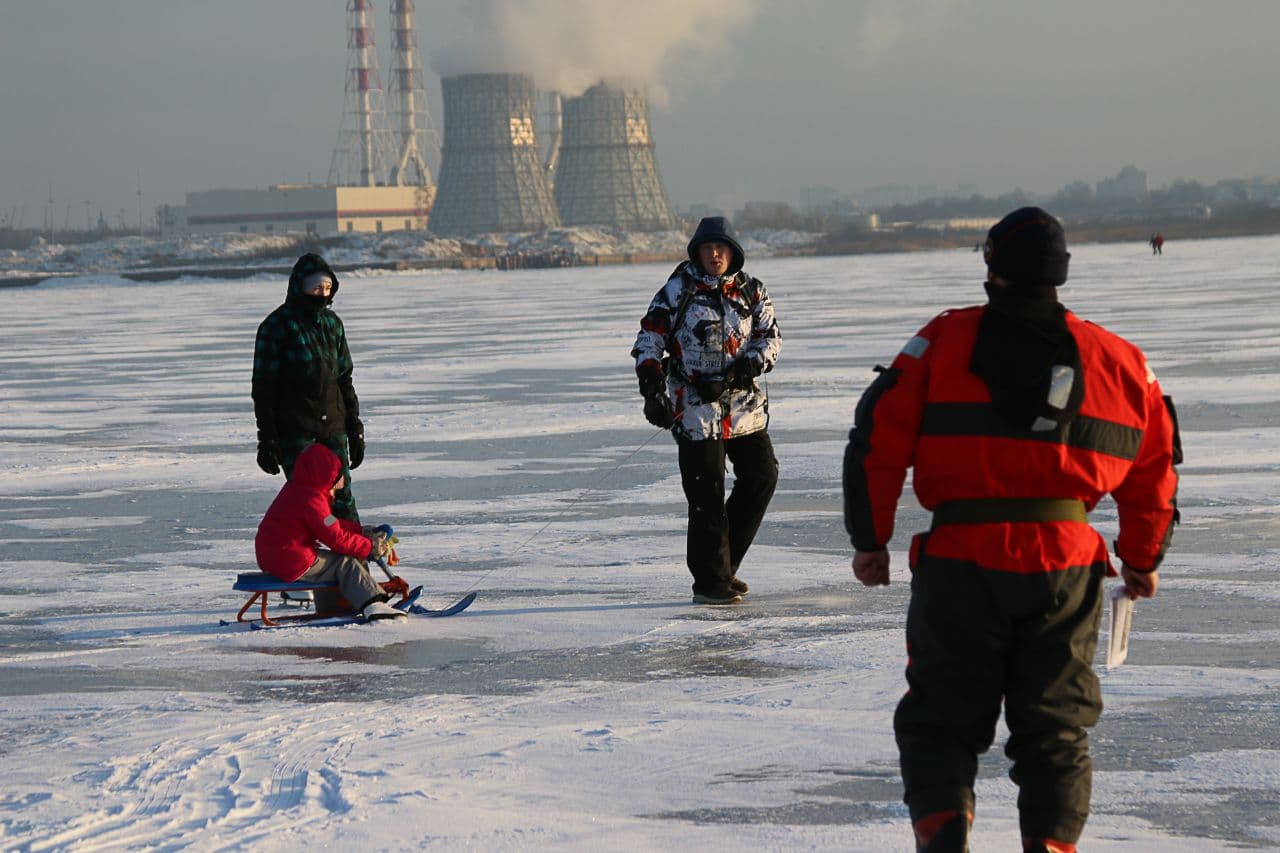 В Петербурге за выход на лёд штрафуют рыбаков и увещевают семьи с детьми
