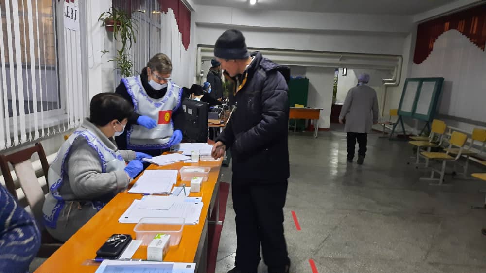 Выборы президента Киргизии: за 4 часа явка избирателей составила менее 9,5%