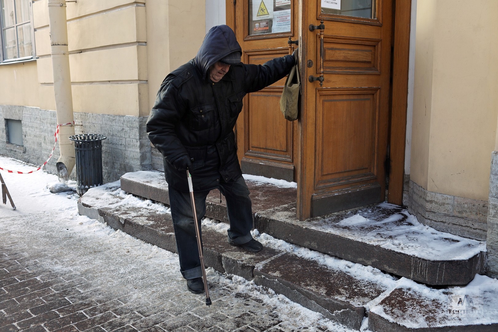 Защита улицы. Горожане на зимней улице. Санобработка на улице зима. Выбрасывания вещей на улицу зимой. Бордюр на улице зимой.