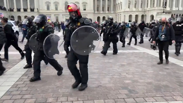 Полиция занимает позиции перед Капитолием