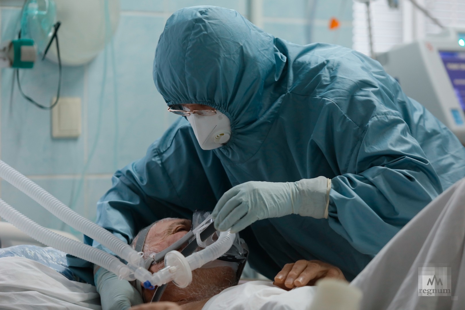 Анестезиолог-реаниматолог во время работы с пациентом в реанимационном отделении волгоградской больницы