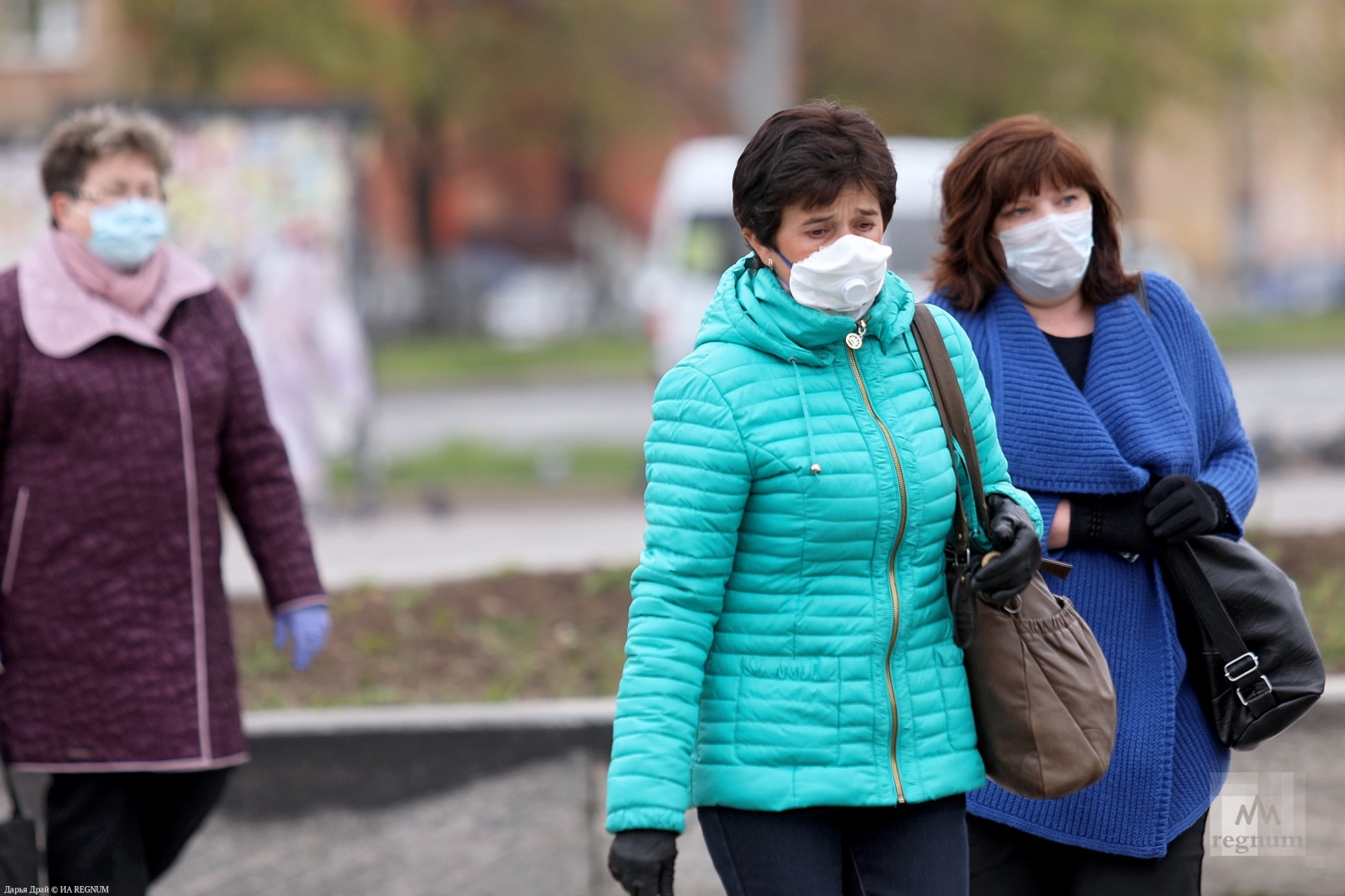 Минздрав РФ призвал вакцинированных от COVID-19 носить маски