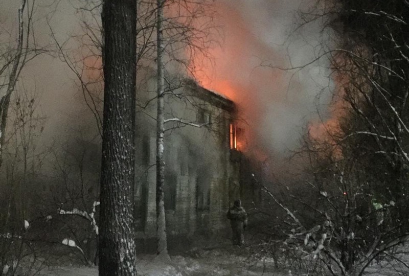 В Югре сгорело двухэтажное общежитие