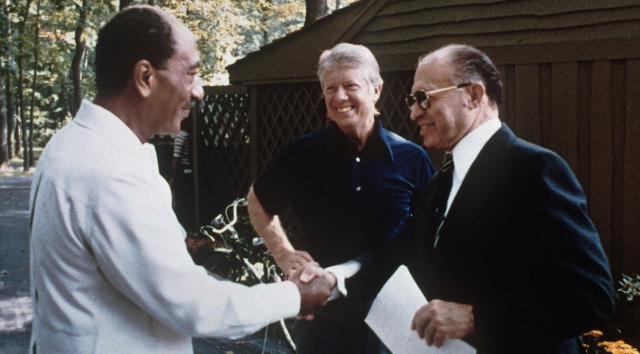 Кэмп-Дэвидское соглашение. Анвар Садат (слева) жмет руку Менахему Бегину в присутствии Джимми Картера. 1978