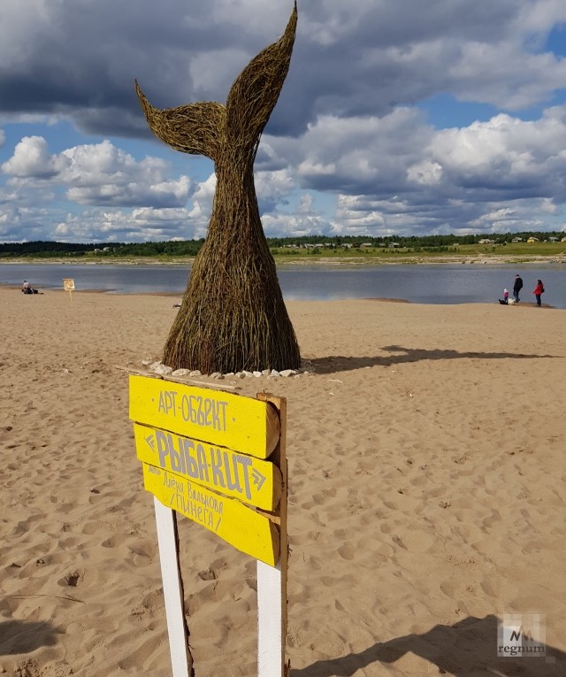 Фестиваль «Тайбола» проходит каждый год в разных местах, а в 2019 году – на берегу Северной Двины. Один из конкурсов – создание сказочной фигуры из дерева