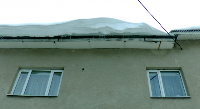 В Саратове после падения льда с крыши жилого дома погиб ребёнок