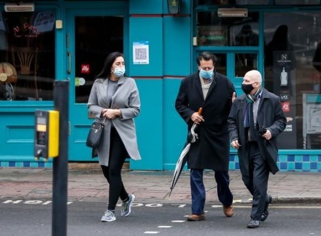 Жители Лондона в медицинских масках