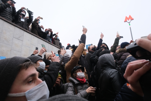 Участники акции в защиту Навального со смартфонами