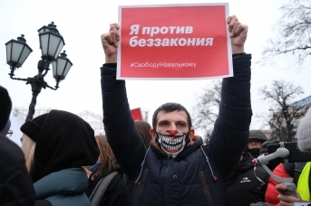 Протестующий в защиту Навального