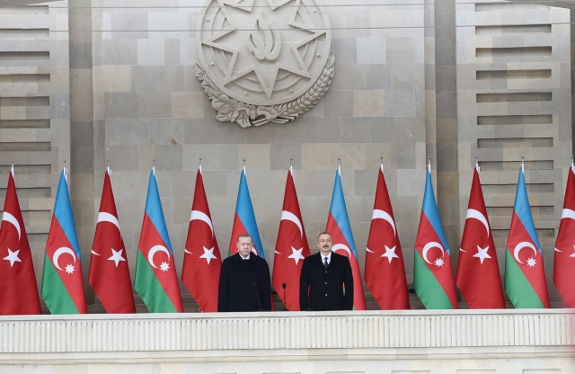 O presidente turco Recep Erdogan e o presidente azerbaijani Ilham Aliyev no desfile em Baku 