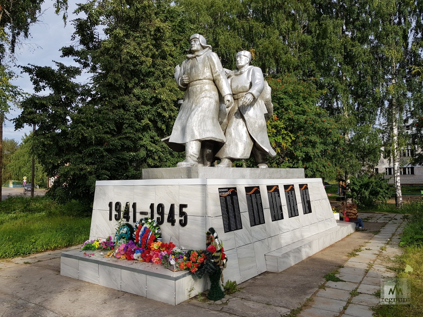 В 1989 году в центре Верхней Тоймы установлен памятник землякам, павшим в годы Великой Отечественной войны